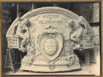 Photographie du médaillon sculpté pour l’hôtel des Postes du Havre