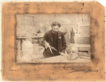 Photographie de Jean Boucher, jeune dans son atelier