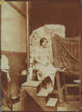 Jeune femme posant comme modèle dans l’atelier de Jean Boucher