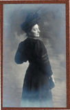 Photographie de Madame Boucher de trois quart dos