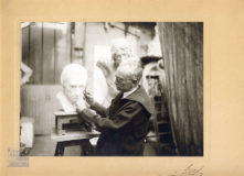 Photographie d’atelier où Jean Boucher travail le modelage de la tête de Félicité de Lammenais