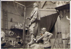 Photographie de Jean Boucher dans son atelier avec la statue du Maréchal Galliéni