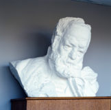 Buste de Victor Hugo sur stèle en bois