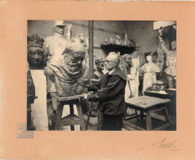 Jean Boucher dans son atelier devant le buste en terre de Charles Le Goffic