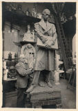 Photographie de Jean Boucher dans son atelier modelant Félicité de Lamennais