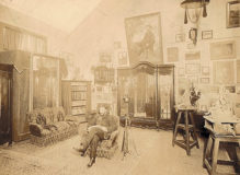 Vue de Jean Boucher assis dans un fauteuil au milieu de son atelier, rue Denfert-Rochereau, à Paris