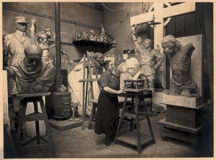 Photographie de Madame Boucher dans l’atelier de son mari
