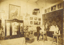 Photographie de Jean Boucher dans son atelier rue Denfert-Rochereau, à Paris