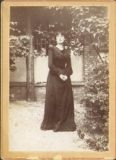 Photographie de Madame Boucher en extérieur